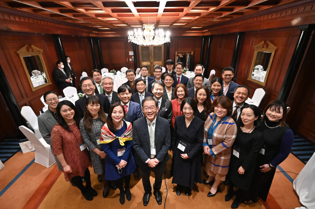 Two batches of Korea-trained SIMC Specialist Mediators, including partners and guests, came together during Seoul ADR Festival to celebrate the empanelment of the June 2022 cohort 